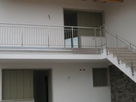 Parapetto in inox con corrente verticale