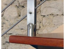 Particolare attacco in inox su legno